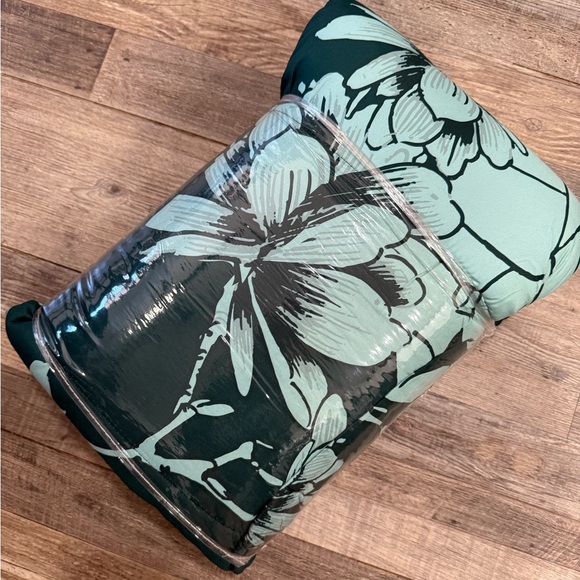 Disney Green emerald Comforter MULAN new! NWT - Picture 3 of 3